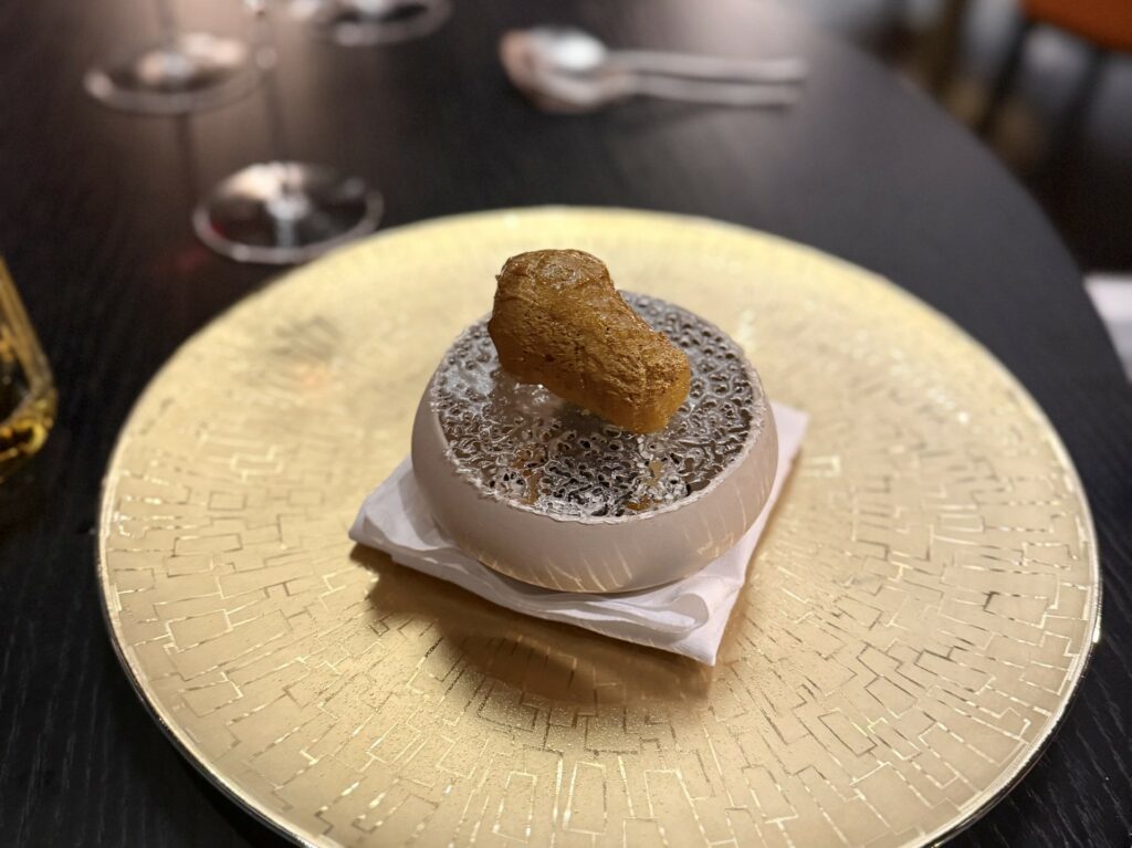 Babà in sospensione, albicocche e sesamo del ristorante Idylio.