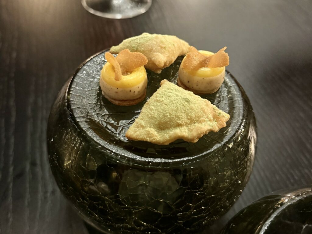 Altro piattino di piccola pasticceria con una samosa dolce pregevole.