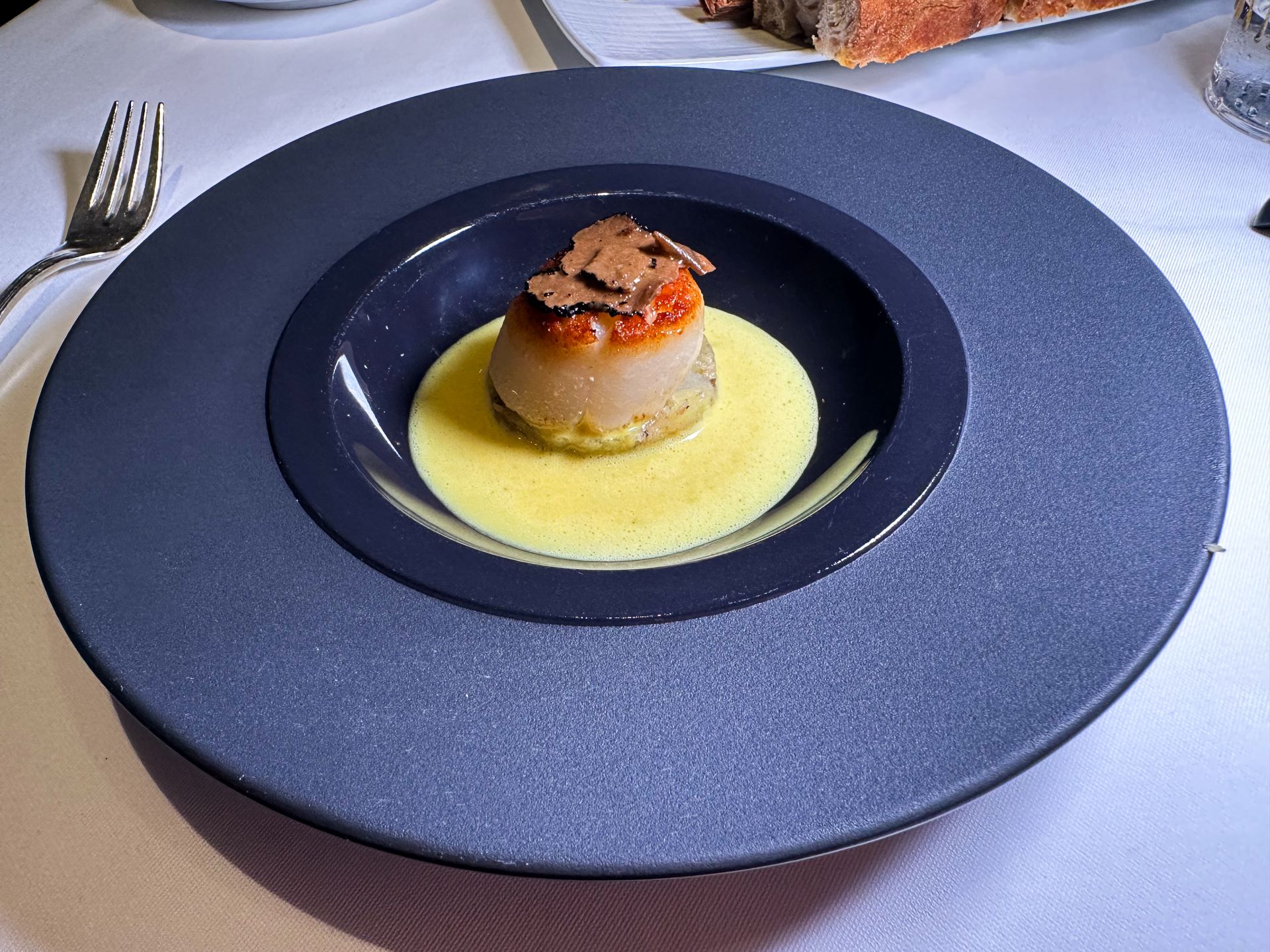 Capesante, tartufo nero e spezie dolci.