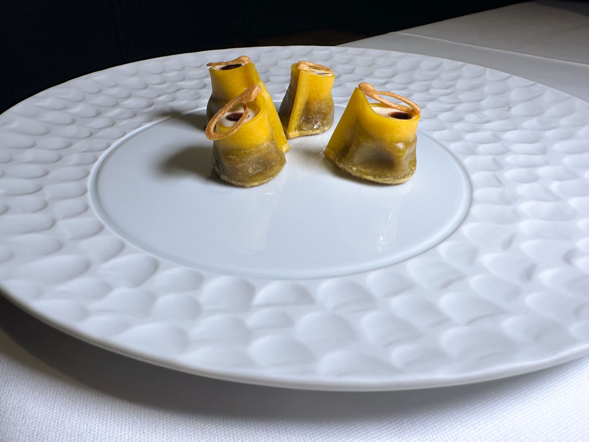 Ravioli di cervo e crema di anacardi.