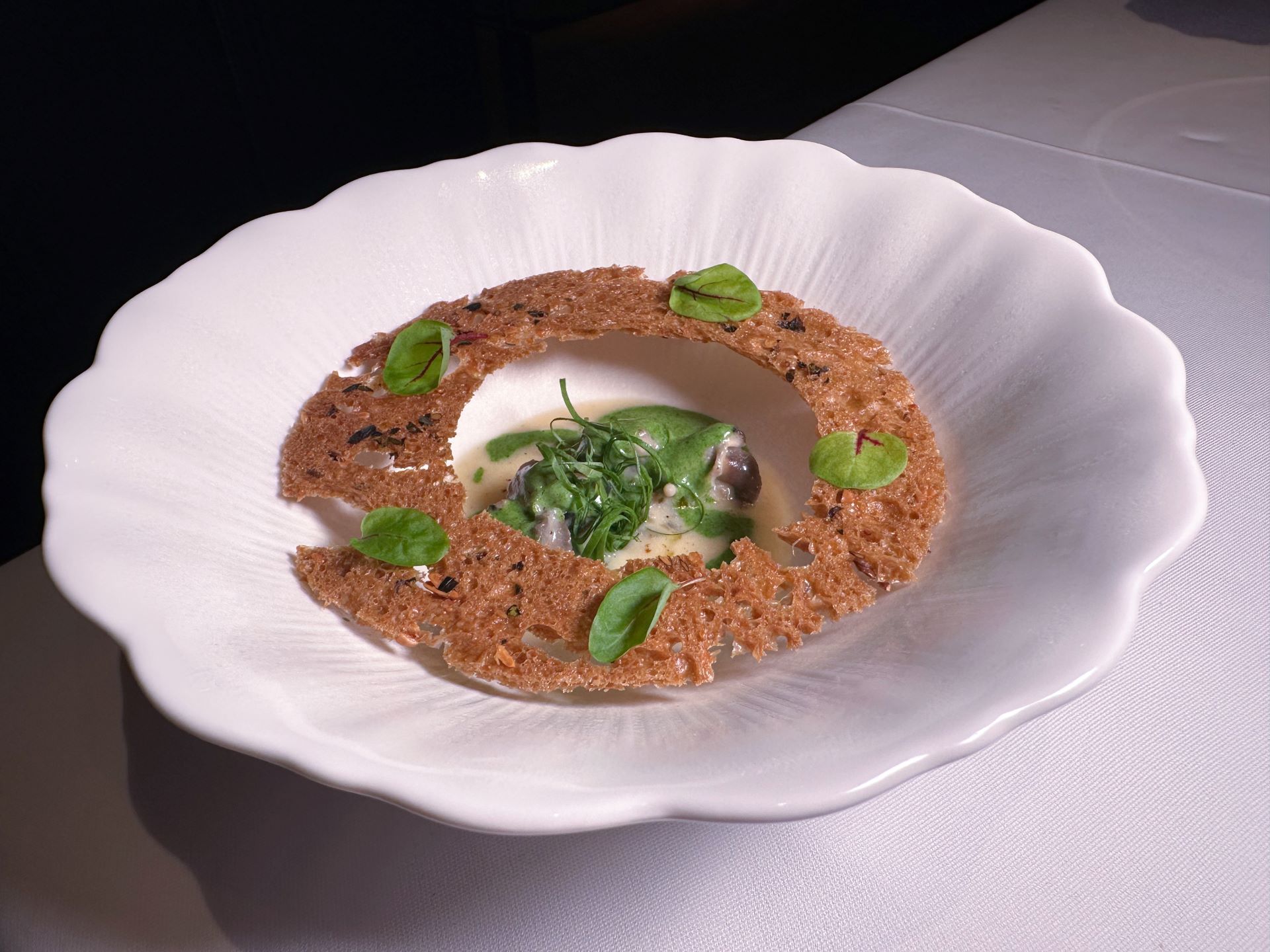 Zuppetta di lumache all'acetosella e croccante di erbe aromatiche. Un piatto di Miramonti l'Altro.