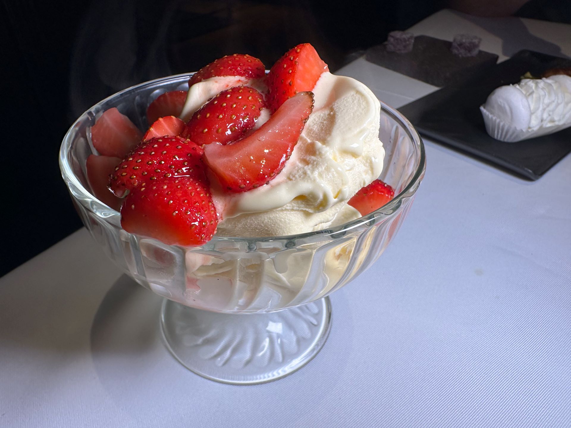 ...servito con fragole calde.