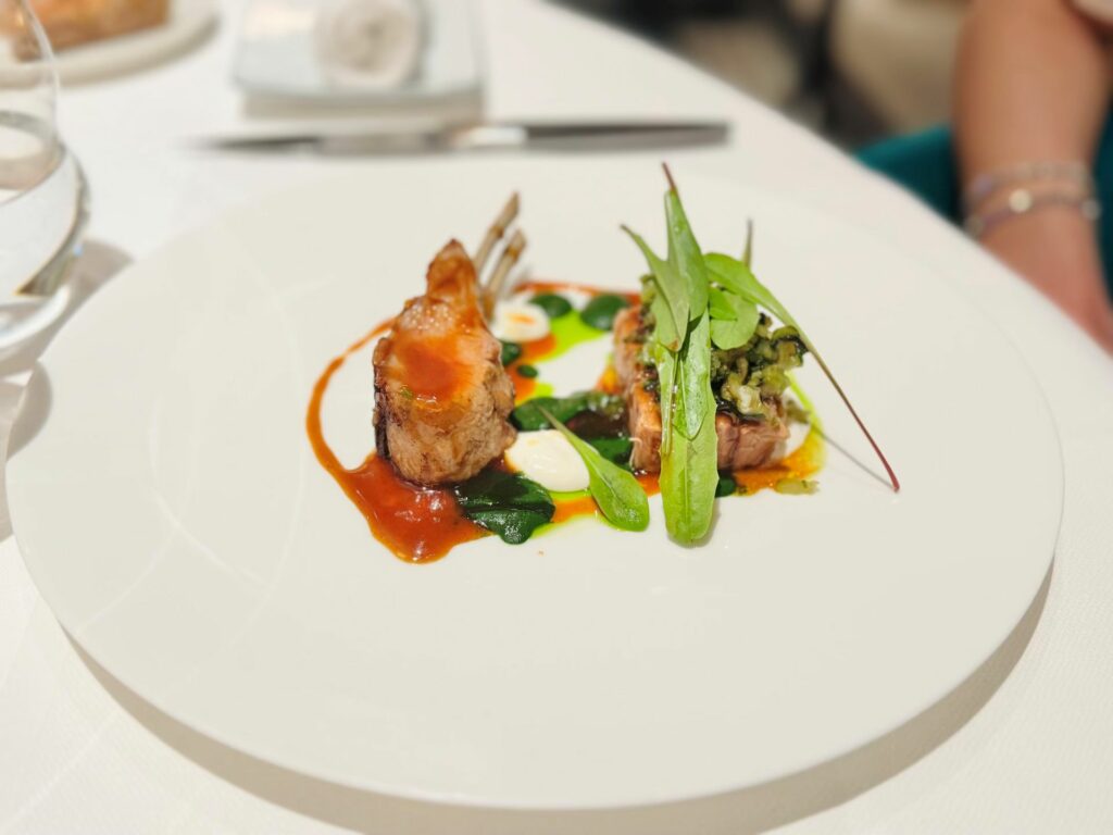 Agnello da latte fondente, cicoria e kefir di pecora.