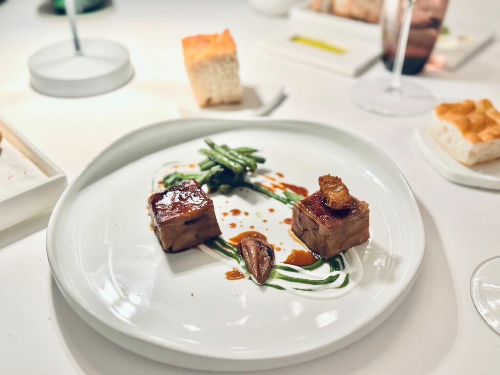 Agnello del Casentino selezione Fracassi, fagiolino verde, yogurt, menta bergamotto e pepe Timut de Il Palagio.