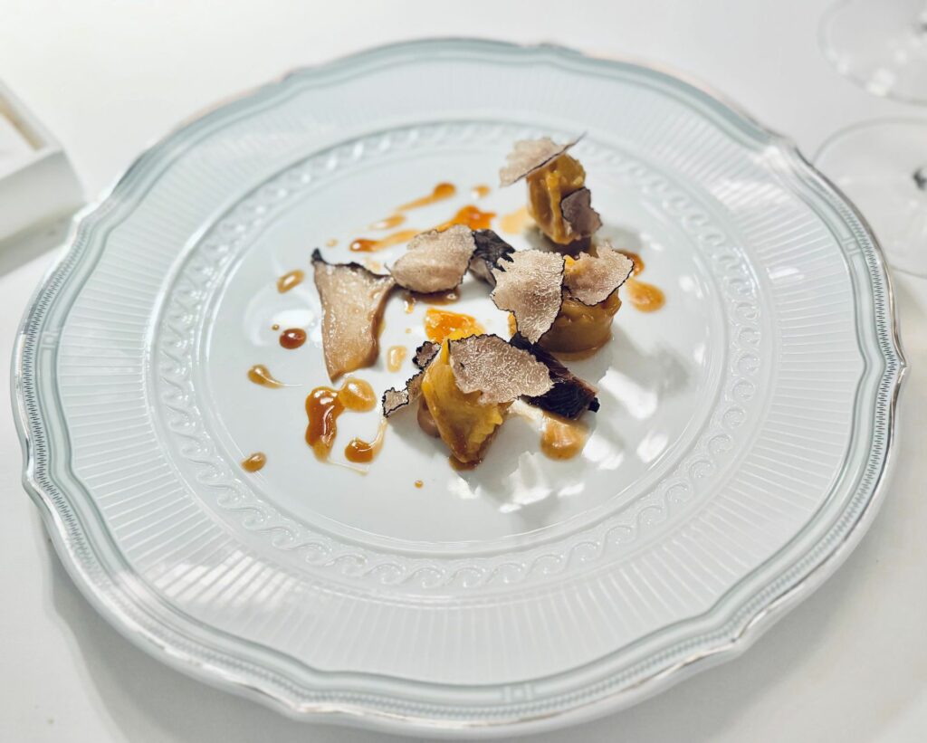 Agnolotti di galletto alla livornese con tartufo nero di San Miniato, zenzero e funghi cardoncelli marinati.