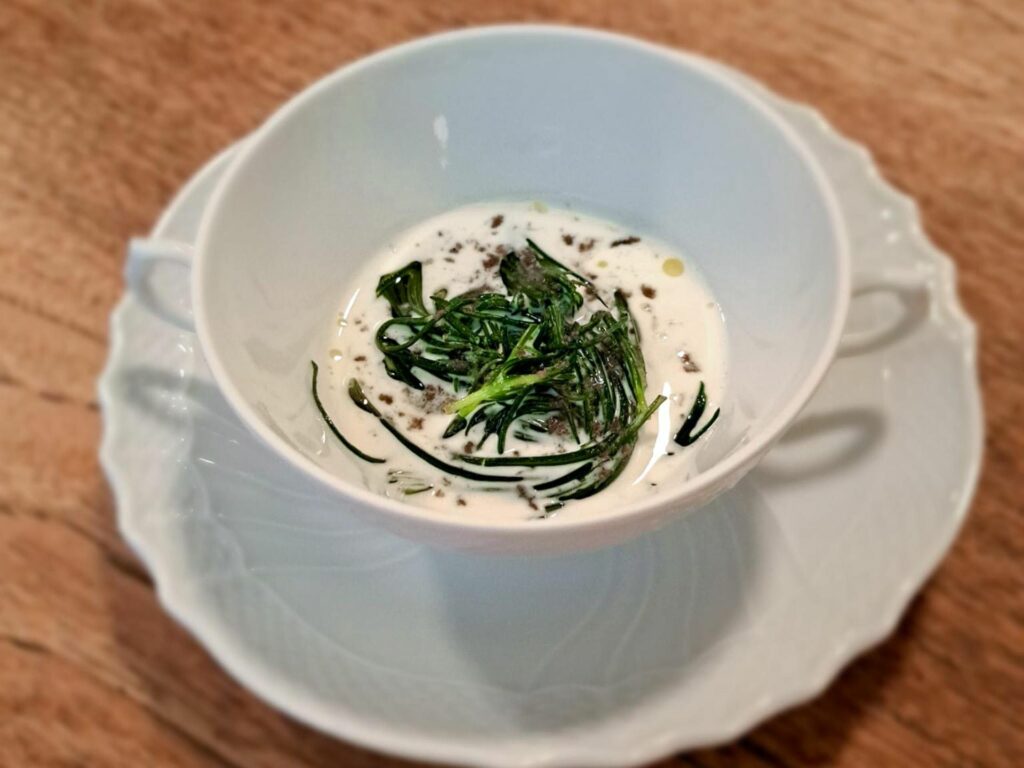 Agretti e Kala Namak, salsa al fieno greco e lime del ristorante Dina.