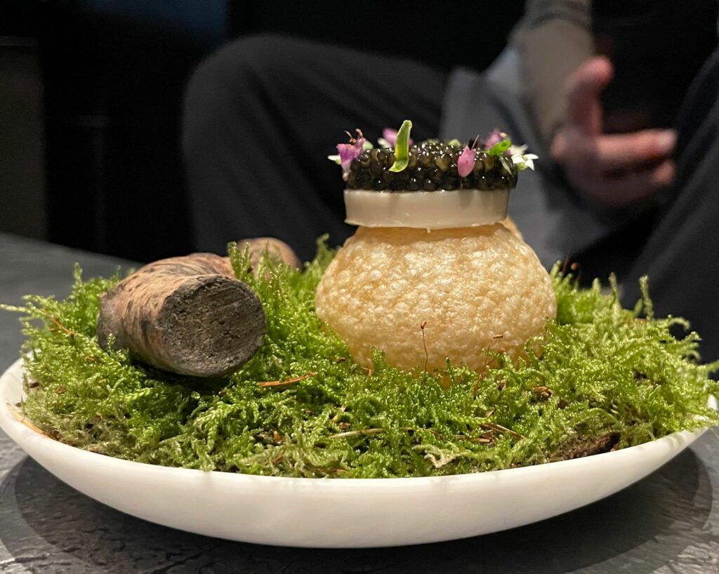 Smokey ball: una bolla glutinica ripiena di fumo, sopra tartare di langoustine, crema di mandorla e caviale.
