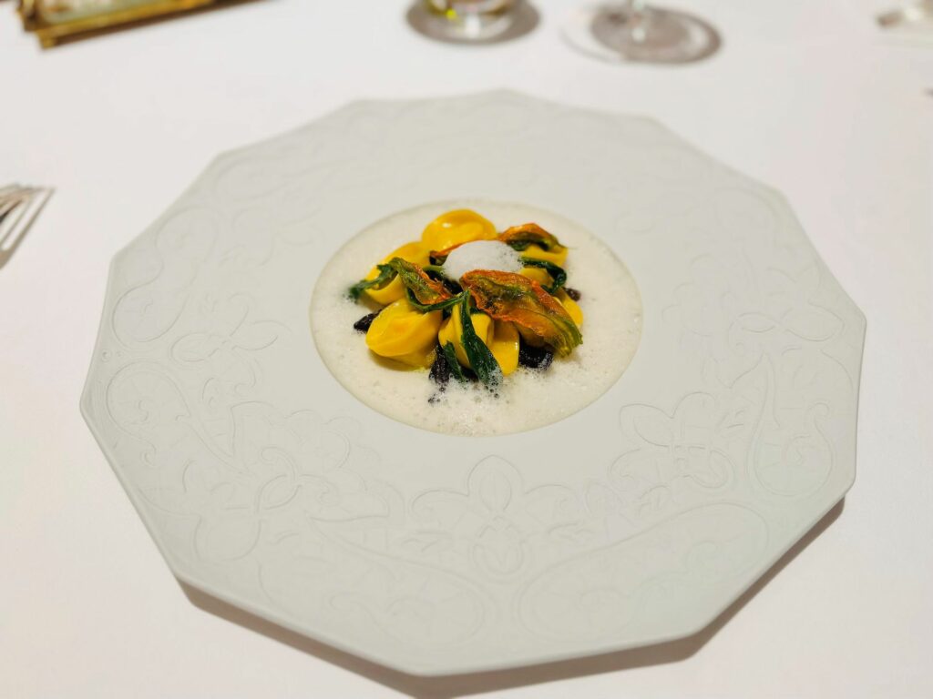 Cappelletti ripieni di robiola di Roccaverano, fiori di zucca e morchelle del ristorante Atto di Vito Mollica.