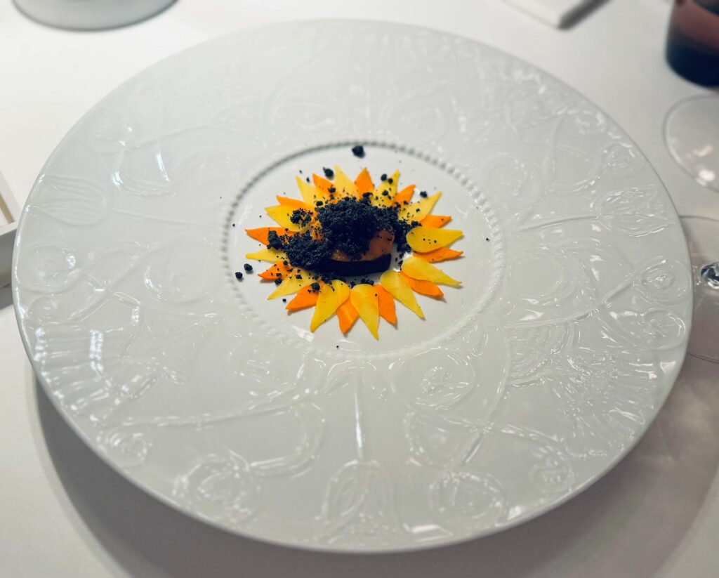 Carota, macis, carbone vegetale, miele millefiori e aceto di riso (incursion dal menu le Spezie della Regina).