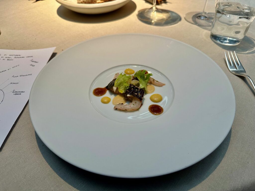Cocktail di gamberi con mostarda di miso, pomodoro verde e fondo bruno di tonno.