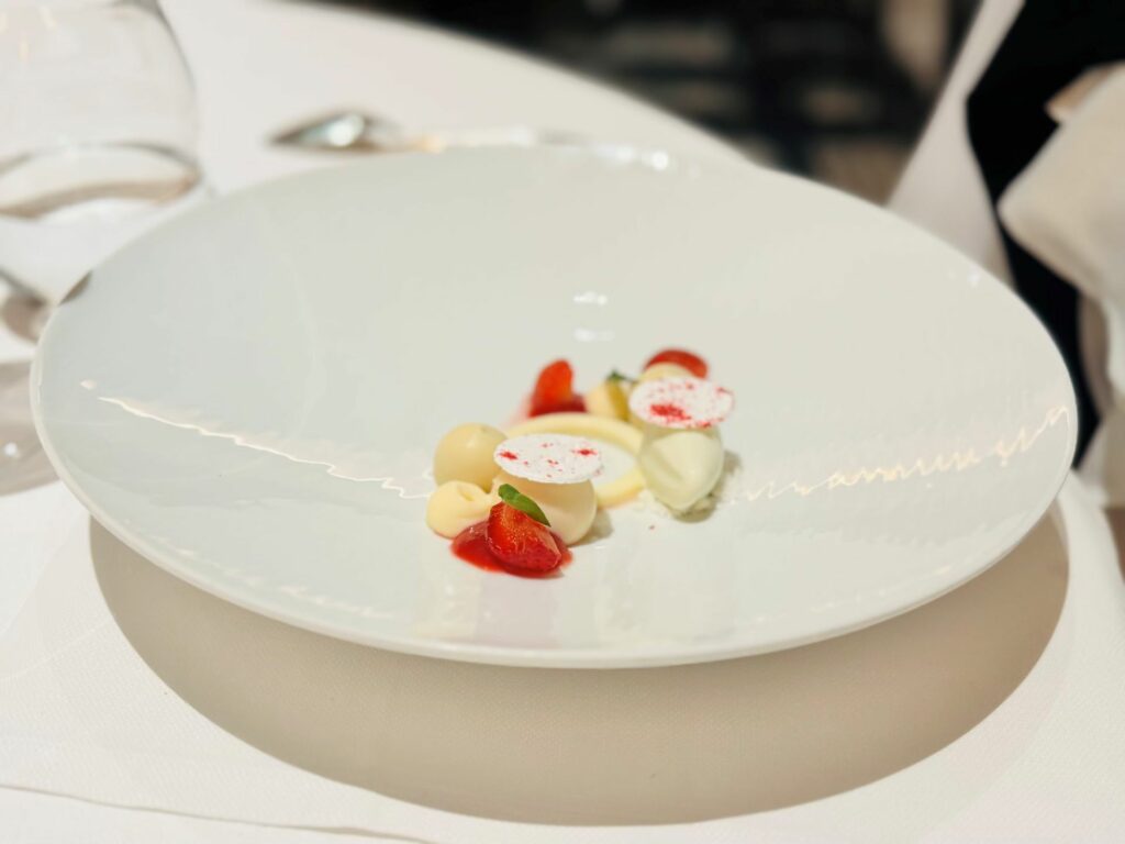 La piacevolezza del dessert con variazione di fragole, cremoso al lemongrass e gelato al basilico.