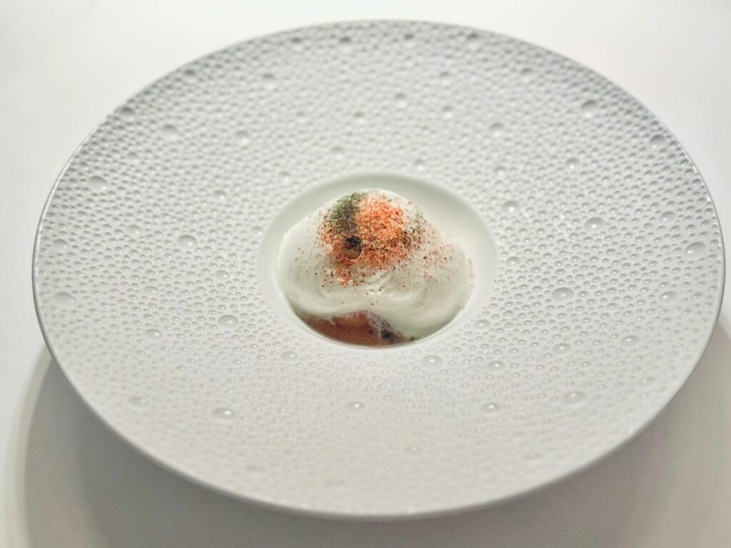 Amuse bouche a base di fregola e basilico de Il Palagio.