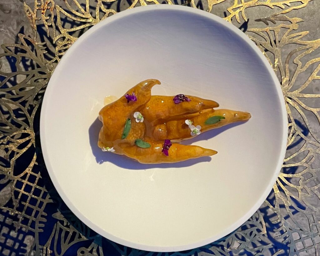 Footprint: le zampe di pollo vengono cotte a pressione, disossate e infine crio-fritte, ricoperte da una salsa agrodolce al caramello di pesce. La zuppa si ispira al tradizionale Tom Yum, a base di consommé di zampe di pollo, galanga, funghi shiitake, salsa Nam Prik con gamberi fermentati, olio aromatico di gelsomino e fiori di gelsomino.