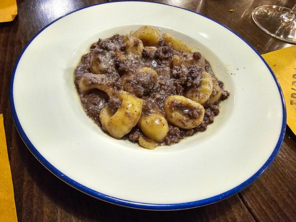 Gnocchi di patate, ragù di cinghiale, Fiore Sardo affumicato.