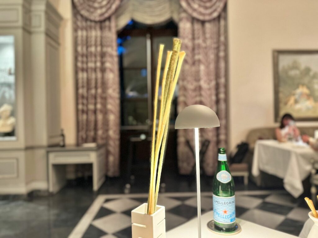 Gli immancabili grissini, tiratissimi.