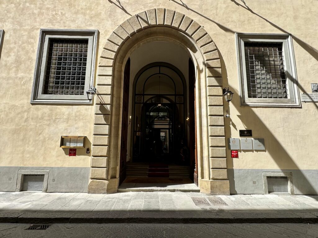 L’ingresso del ristorante Atto di Vito Mollica.