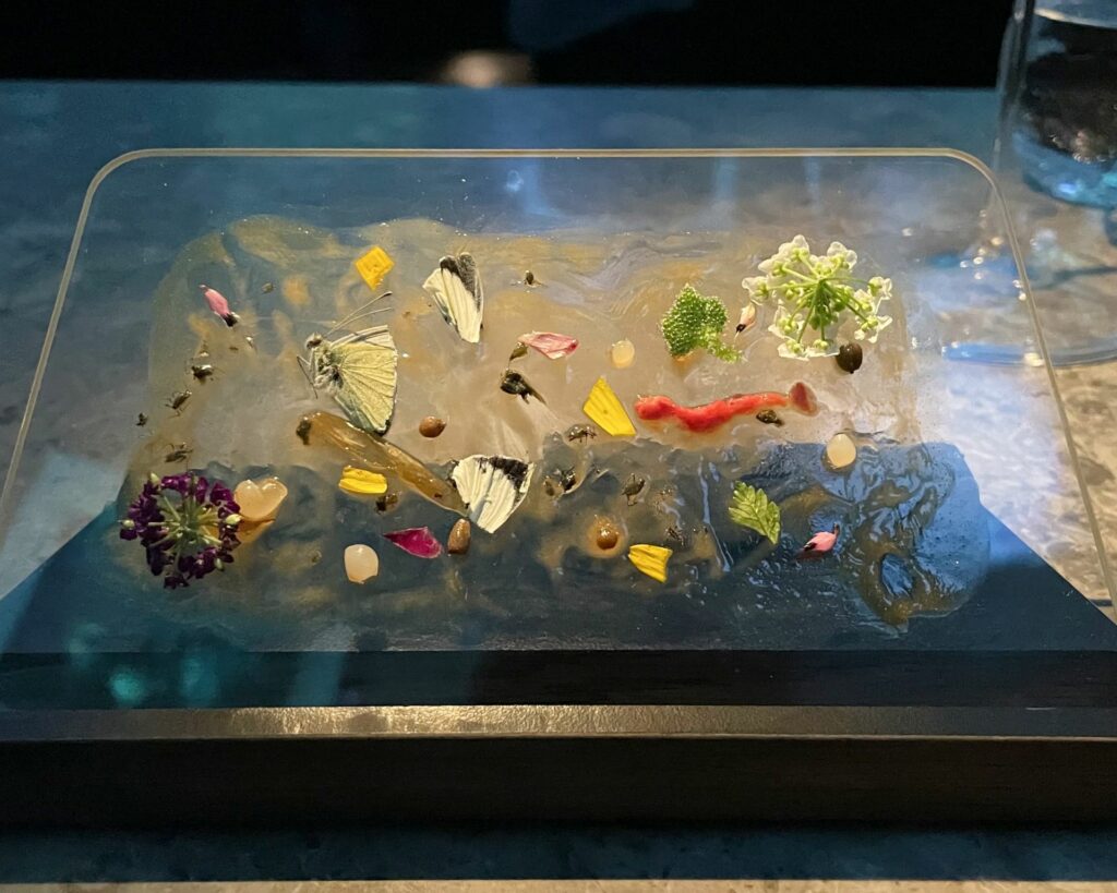 Wiped Out: il garum è prodotto con larve della farina alimentate con gli scarti del ristorante, come scarti di verdura e bucce di agrumi. Gli "insetti" attaccati al parabrezza sono farfalle d'allevamento, insetti e cipollotto dolce sottaceto.