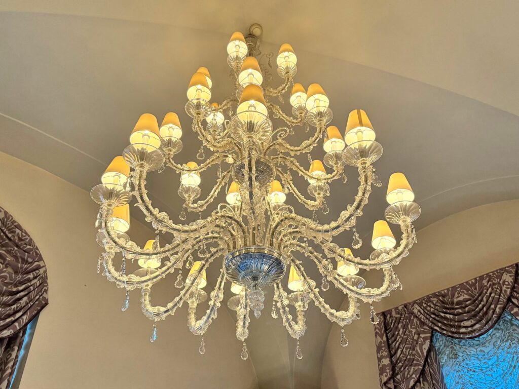 Particolare dell’illuminazione, con lampadari di Murano.
