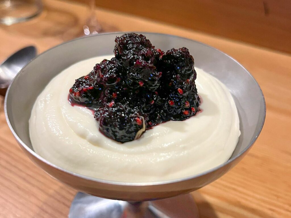 Crema al mascarpone, gelsi e fiori di sambuco.