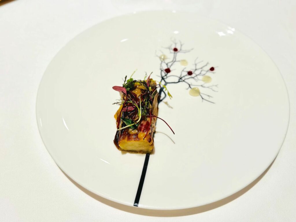 Melanzana glassata al miso, cioccolato e lamponi del ristorante Atto di Vito Mollica.