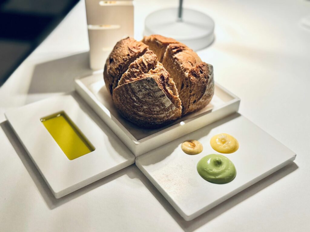 Il servizio del pane, accompagnato da olio extravergine d’oliva toscano e burro aromatizzato.