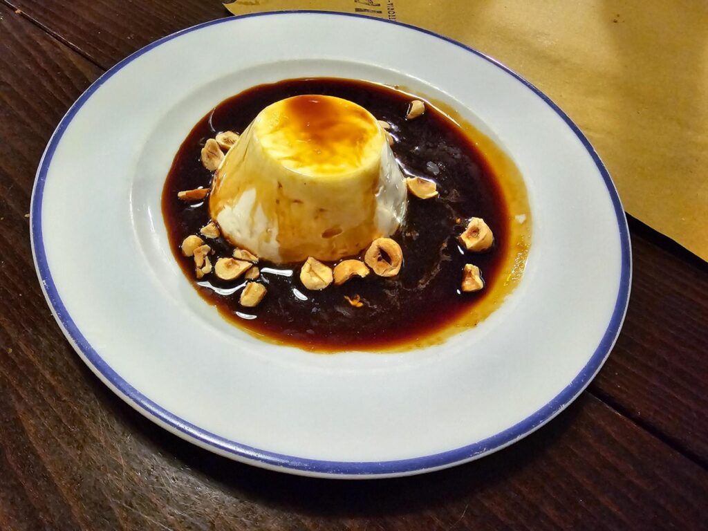 Panna cotta al vincotto di fichi e nocciole della trattoria Trippa di Milano.