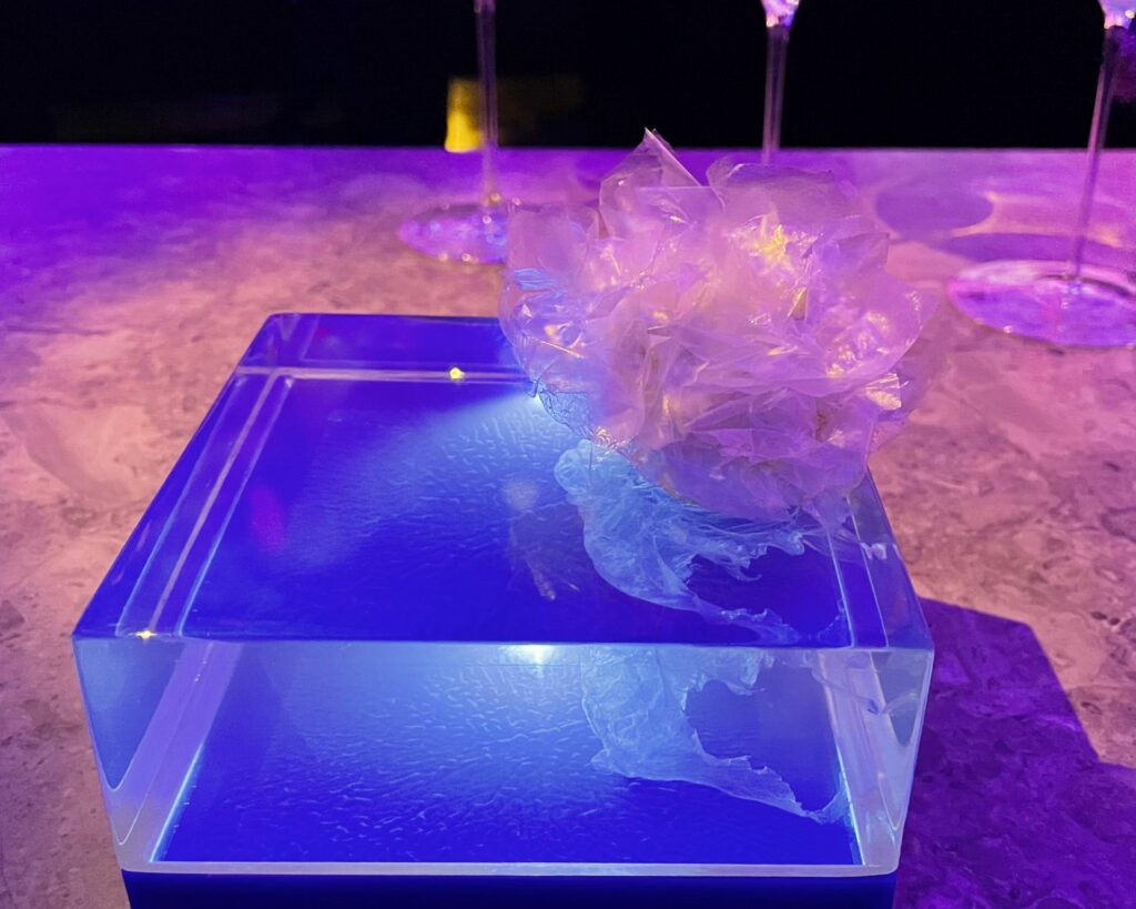 Plastic Fantastic [La plastica commestibile è fatta con alghe e collagene ricavato dalla pelle del pesce. Sotto, guance di merluzzo in tempura, con una salsa tartara a base di cetriolini]