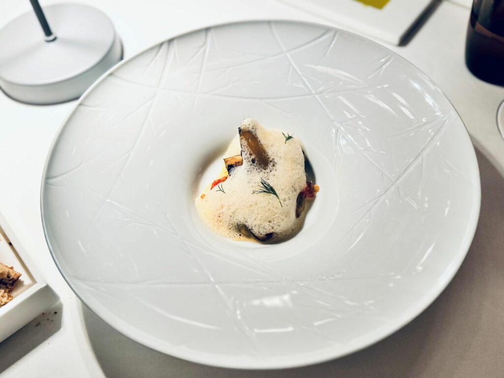 Porcino alla griglia, mandorla tostata e pompelmo rosa de Il Palagio.