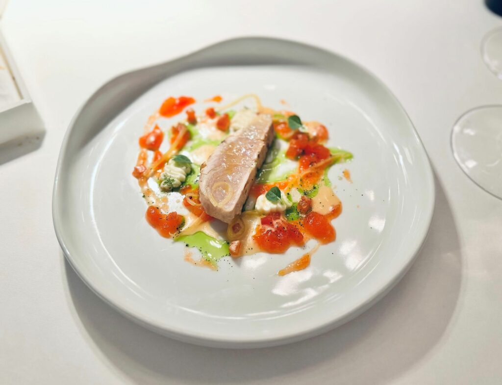 Ricciola del Mar Tirreno leggermente scottata, pecorino Baccellone pomodori dolci alla soia e limone in agro.