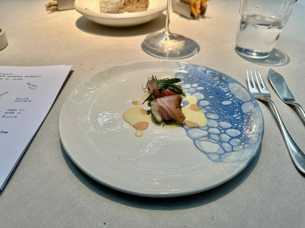 Ricciola maturata, tamarindo, hummus di erbe dell'antica osteria cera.
