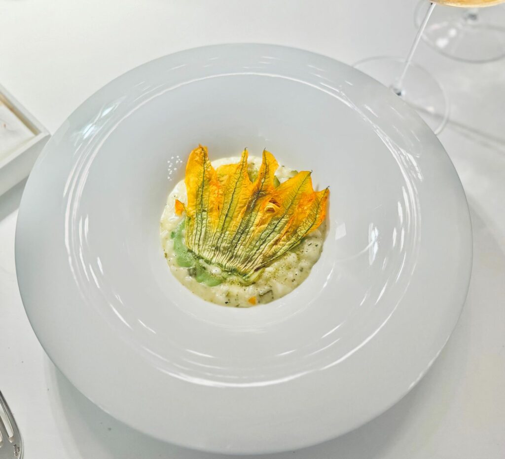 Risotto alla scapece, zucchine in fiore e lime de Il Palagio.