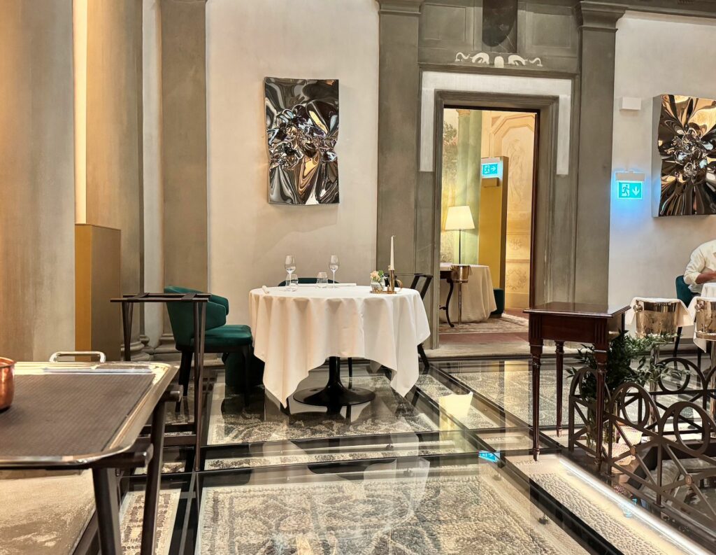 Un angolo della elegante sala principale del ristorante Atto di Vito Mollica.
