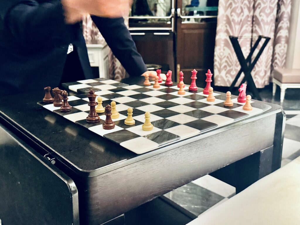 Si conclude con una scacchiera le cui pedine sono di…