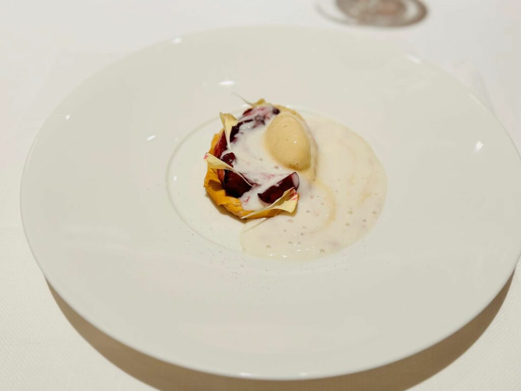 Sfoglina croccante, crème brûlée alla vaniglia, ciliege e gelato al caramello.