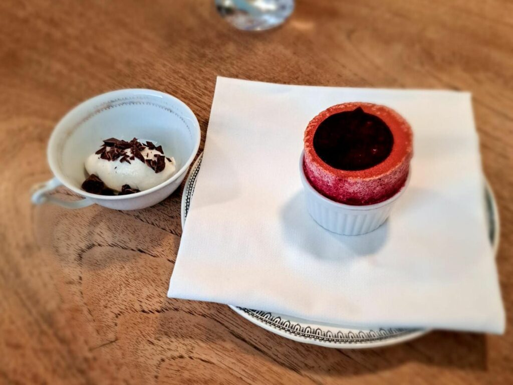 Soufflè alla rapa rossa e gelato alla stracciatella del ristorante Dina.