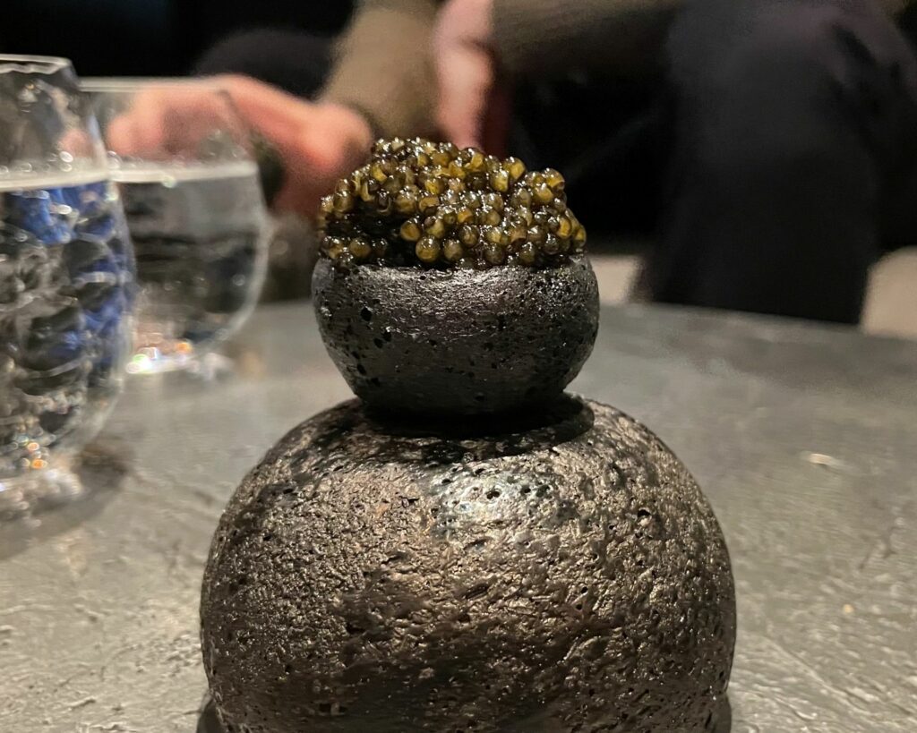 Space bread dell'Alchemist: meringa iper-aerata e liofilizzata di salsa di soia (invecchiata dieci anni), sopra caviale