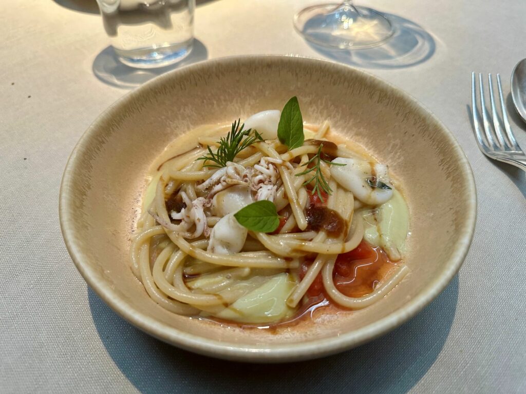 Spaghettone in guazzetto con calamaretti, vongole e acqua di pepe timut.