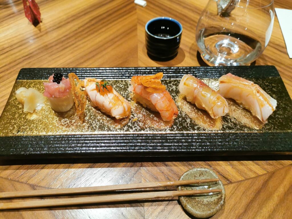 Sushi - Riccila, spigola, gambero rosso e riccio, salmone scottato e uova di salmone, roll di daikon, ventresca di tonno e caviale.
