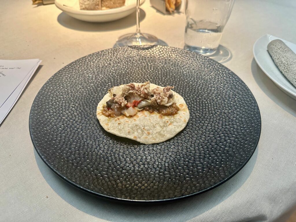 Taco di astice blu in olio cottura con zotoli croccanti, scarola e fegato di rana pescatrice.