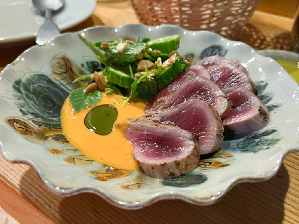 Tataki di tonno rosso, "Red Curry" di mandorle, foglie di fico e peperoncino affumicato de L'Antidoto.
