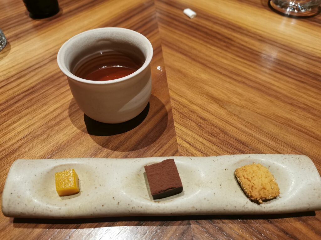 O-cha - Tè choijicha, gelè al passion fruit, cioccolato al wasabi e biscotto di miso di Kohaku, Roma.