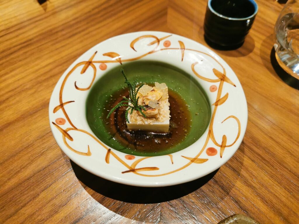 Su-zakana – Tofu al sesamo con sesamo, noce e salsa ponzu.