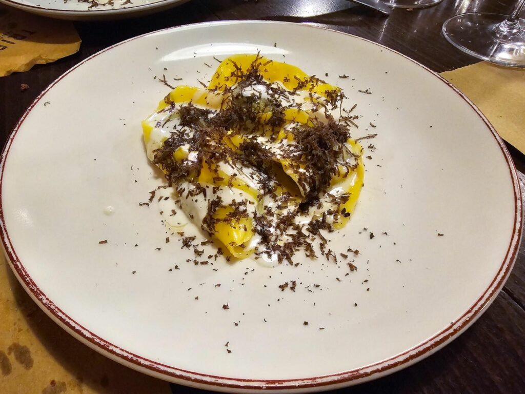 Tortellacci di ricotta e rosolacce di papavero, fonduta di Salva Cremasco della trattoria Trippa di Milano.