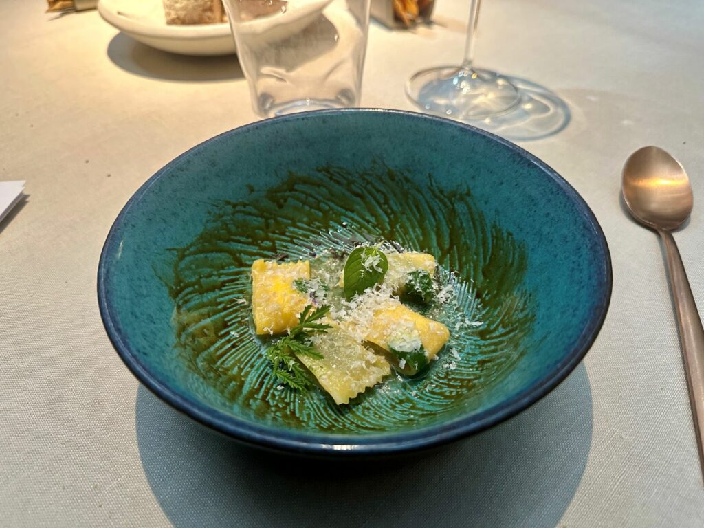 Tortello di erbette, ricotta fermentata, burro allo champagne e parmigiano 36 mesi.
