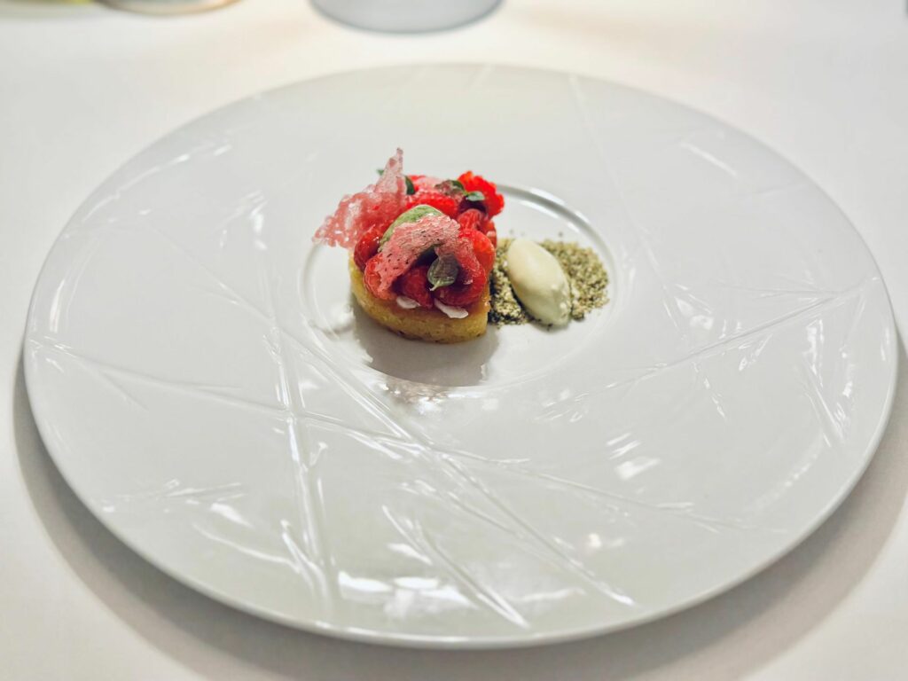 Tortino morbido ai lamponi, mandorle e basilico.