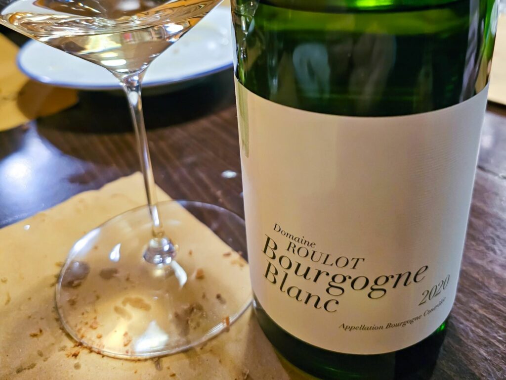Il vino in accompagnamento durante il pasto nella trattoria Trippa di Milano.