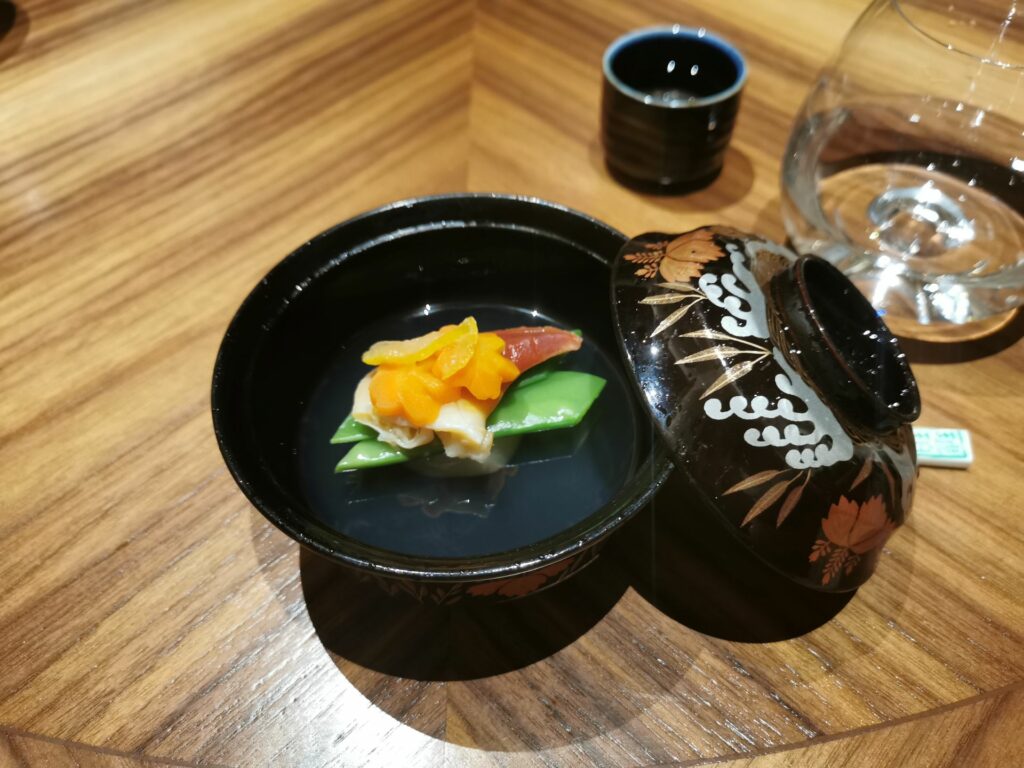 O-suimono Vongola Artica, brodo di katsuodashi, yuzu di Kohaku, Roma.