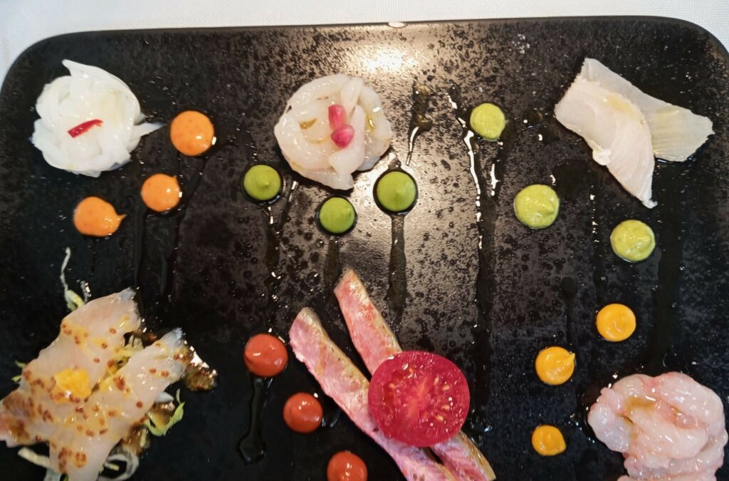 Triglia, orata, calamaro e gambero.