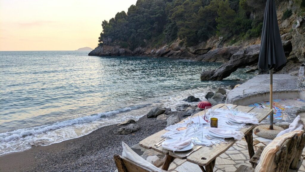 Uno dei tavoli affacciati sul mare alla cena fatta dall' Eco del Mare e dal Peposo.