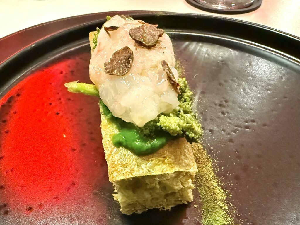 Lingotto alle Rape, crema di rape e alici, rape saltate, tartarre di scampi, tartufo nero grattuggiato della pizzeria Quattro Quarti.